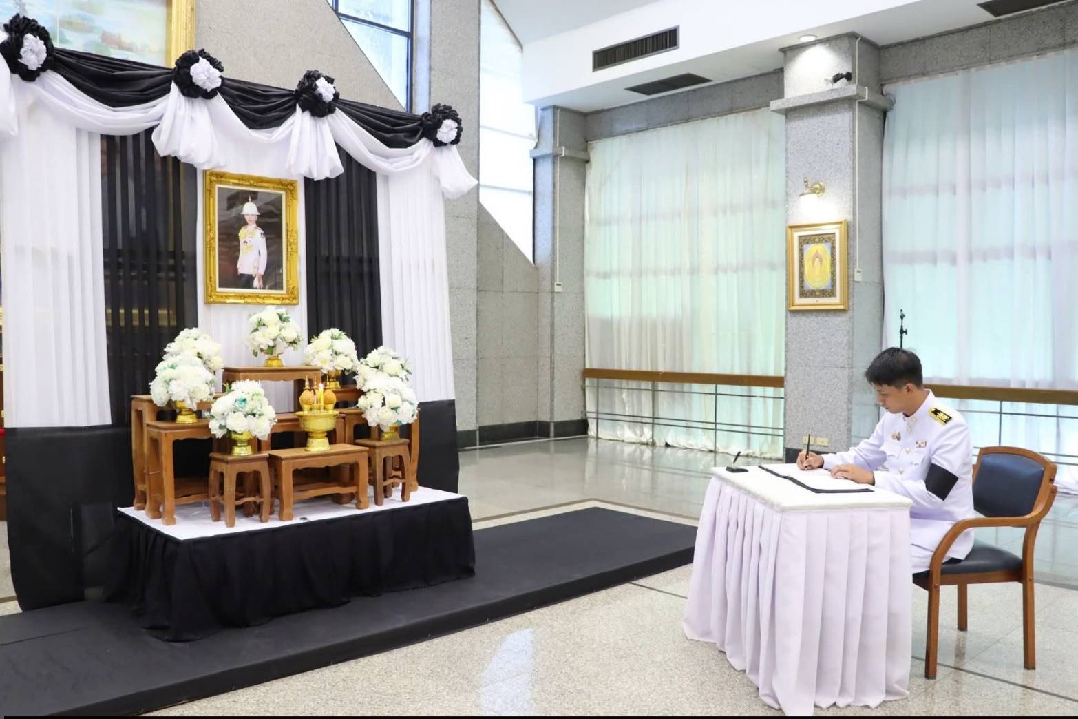 title - ศพส. จัดพิธีลงนามแสดงความอาลัยถวายแด่สมเด็จพระเจ้าลูกเธอ เจ้าฟ้าพัชรกิติยาภา นเรนทิราเทพยวดี กรมหลวงราชสาริณีสิริพัชร มหาวัชรราชธิดา ณ ศาลาพระมิ่งขวัญ ศูนย์ส่งเสริมและพัฒนาอาชีพเสริมนอกภาคการเกษตร (ศูนย์ศิลปาชีพบางไทรฯ (เดิม))